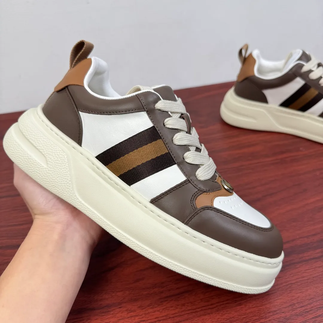 Batch 800 Gucci/Gucci new autumn men's leather sneakers thick-soled lightweight biscuit shoes! In the 2025 autumn and winter series, this sneaker adopts a thick-soled structure and cleverly uses the triple elements of silhouette design, color matching and material. Showcase retro style. This shoe is crafted from cow leather with webbing details and features a lightweight rubber sole for added sophistication. Multiple leathers are finely tailored and precision motorcycle composite splicing creates a full sense of layering. Full calfskin lining and insole with gold-tone logo lettering and badge detailing. There is a GG brand logo buckle on the toe, classic webbing embellishment, 5CM thickened lightweight rubber sole, air-glue stitching process, long-lasting wear without opening the glue and excellent on-foot comfort. Flat last shape, easy to match with all types of pants, and comes with a full set of packaging! Size: 39-40-41-42-43-44 leather shoe size (38.45 can be customized) Item number: 431920 Ribbon White Coffee